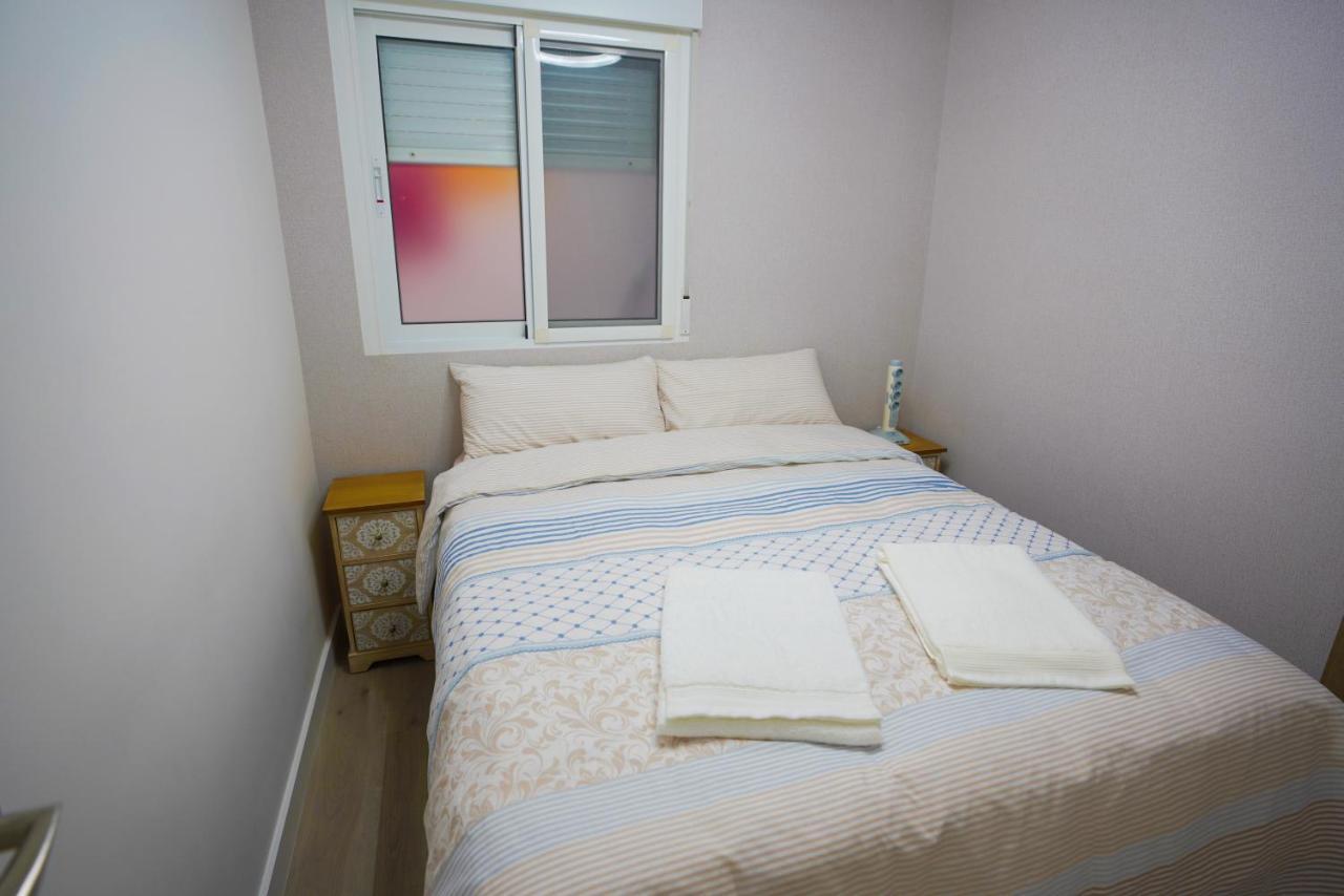 Stylish & Spacious Family Apartment Near Beach & Vibrant Historic Market Alicante Eksteriør billede